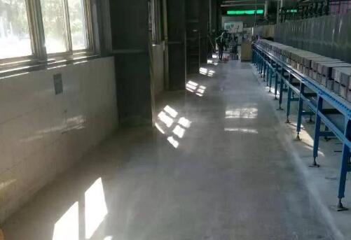 裝甲地坪地坪和環(huán)氧地坪差別有多大？十堰固化拋光裝甲地坪如何施工？