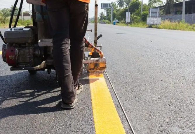 道路熱熔標(biāo)線施工在春、夏兩季施工分別應(yīng)注意哪些事項(xiàng)？
