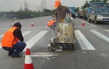 道路中間三種顏色標(biāo)線：白色、黃色和藍(lán)色 各有什么左右